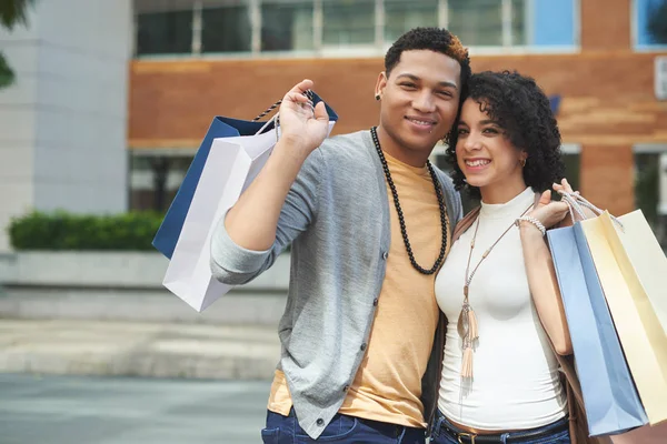 Pareja con bolsas de papel — Foto de Stock