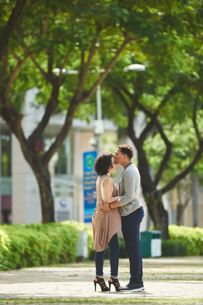 Мужчина целует свою девушку — стоковое фото