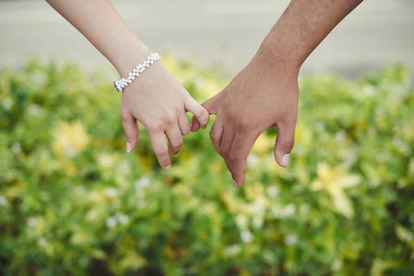 People hooking their little fingers — Stock Photo, Image