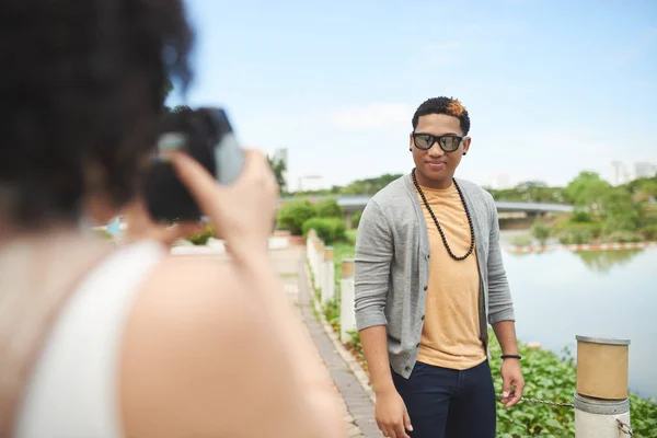 Mujer haciendo fotos de hombre — Foto de Stock