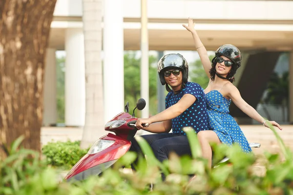 Пара наслаждается скутер езда — стоковое фото
