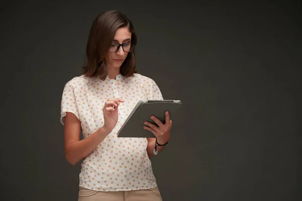 Business lady using tablet computer — Stock Photo, Image