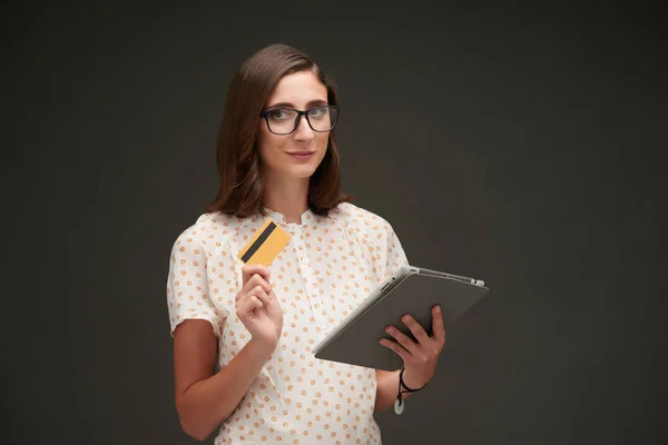 Winkelen online bedrijf creditcard en digitale tablet — Stockfoto