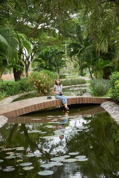 Mujer descansando en el pequeño puente —  Fotos de Stock