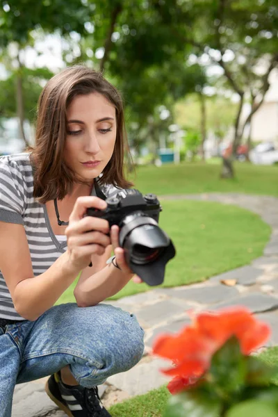 Mujer tomando fotos de flores — Foto de Stock