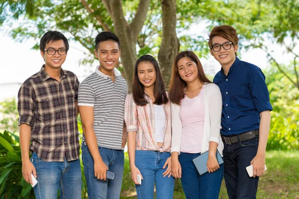 Studenter titta på kameran — Stockfoto