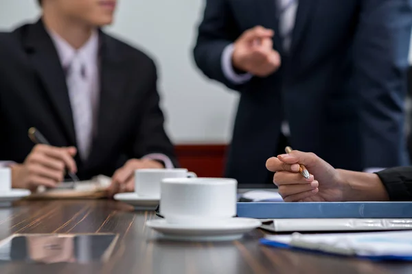 Personas de negocios tomando notas — Foto de Stock