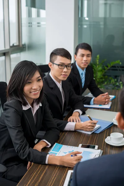 Jóvenes empresarios mirando al hombre —  Fotos de Stock