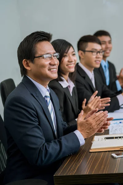 Business-team som applåderar vid bord — Stockfoto
