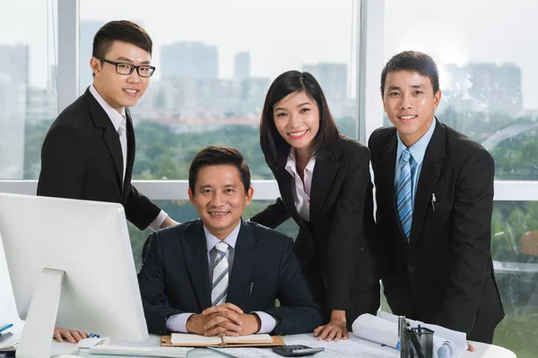 Бизнес-команда в офисе — стоковое фото