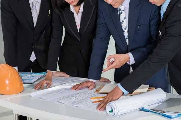 Businesspeople looking at papers — Stock Photo, Image