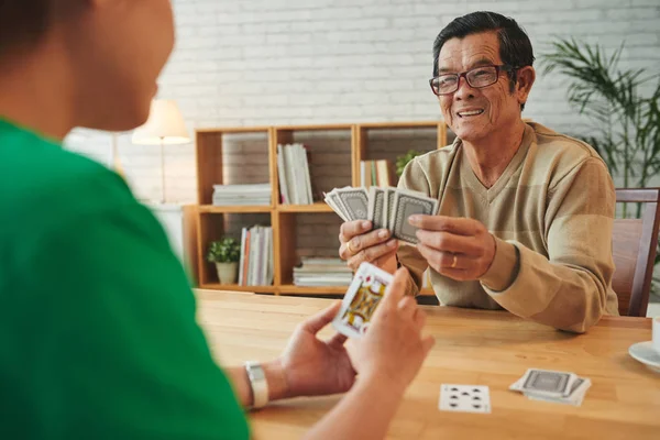 Homem jogando cartas com feminino — Fotografia de Stock