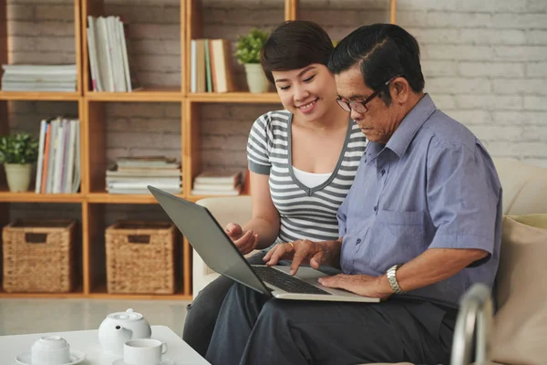 Mujer y hombre mirando en la pantalla —  Fotos de Stock