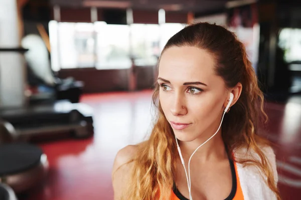 Sportief meisje in de sportschool — Stockfoto