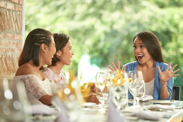 Senhoras sentadas à mesa — Fotografia de Stock