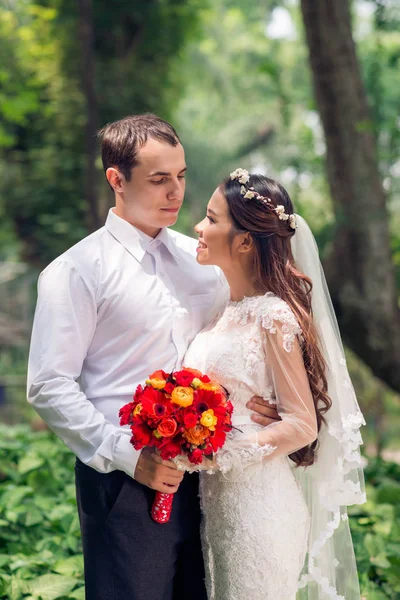 Bride and groom looking at each other — Stock Photo, Image