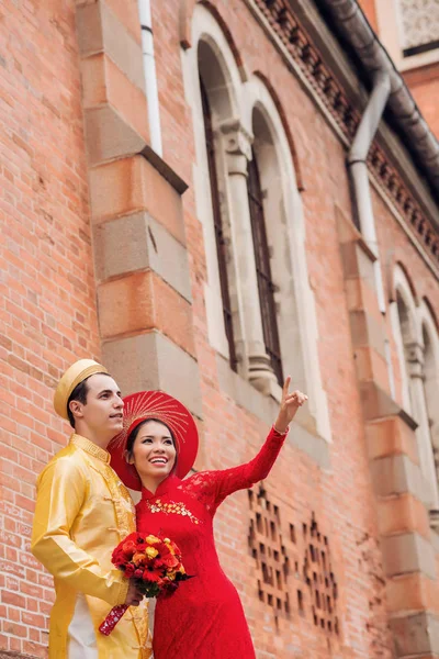 Paar in traditionele Vietnamese kleding — Stockfoto