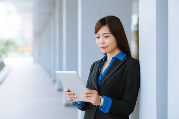 Business woman using tablet computer — Stock Photo, Image