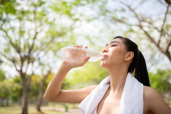 Sportswoman drinking water — Stock Photo, Image