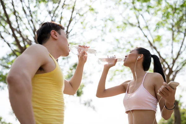Paar trinkt Wasser — Stockfoto