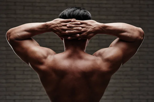 Hombre musculoso agarrado de la cabeza —  Fotos de Stock