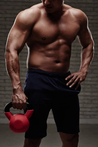 Sterke man bedrijf kettlebell — Stockfoto