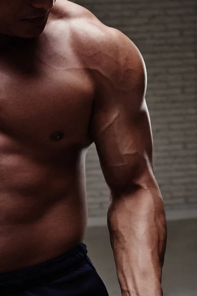 肌肉男子用坚强的臂膀 — 图库照片