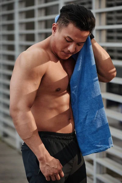 Спортсмен снимает пот полотенцем — стоковое фото