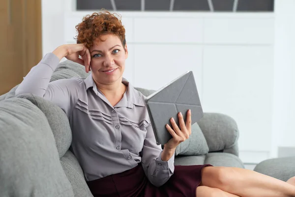 Mujer con Tablet PC —  Fotos de Stock