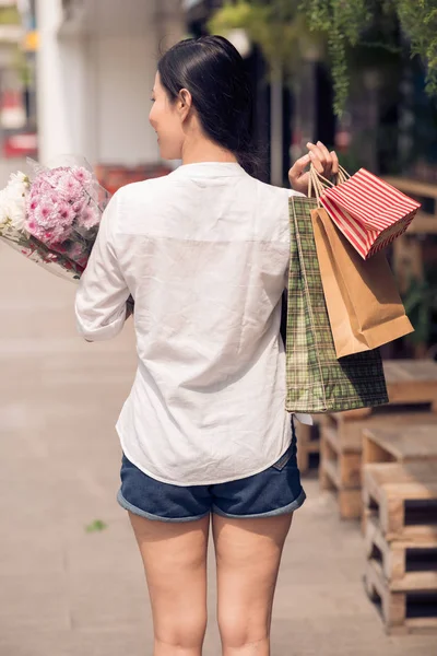 Vrouw met papieren-zakken — Stockfoto