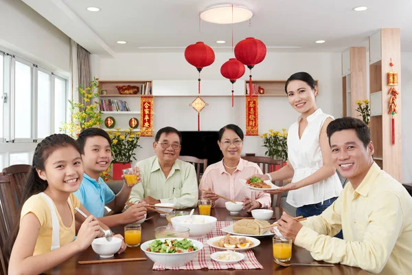 Šťastná rodina večeří — Stock fotografie