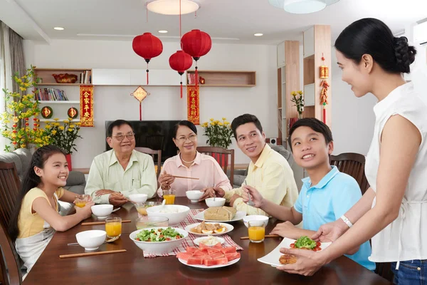 Feliz gran familia celebrando el año nuevo juntos — Foto de Stock