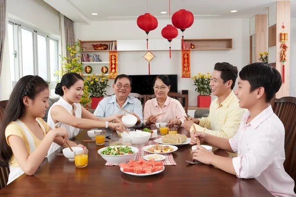 Familie isst am großen Tisch — Stockfoto