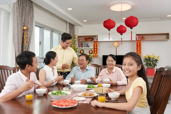 Menina desfrutando de jantar com a família — Fotografia de Stock