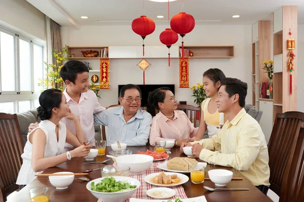 Große vietnamesische Familie versammelt — Stockfoto