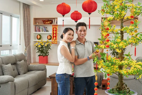 Husband and wife decorating house — Stock Photo, Image