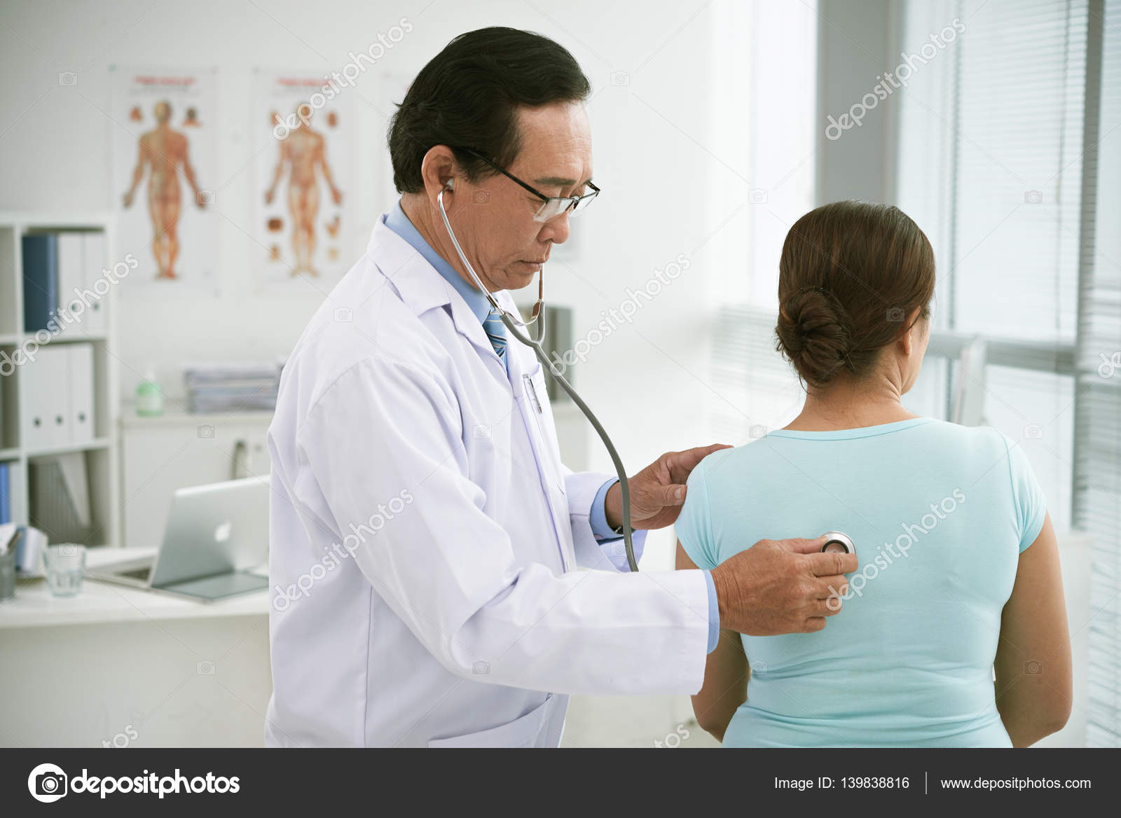 Врач осматривает подростка. Обследование девочек. Медицинское обследование. Мальчика проверяет хирург. Девочка у врача.