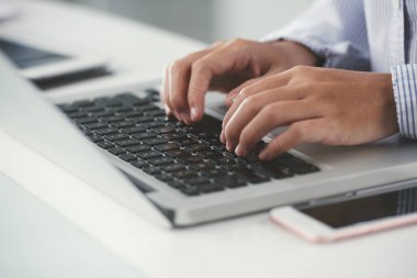 dizüstü bilgisayarda yazarak iş kişi