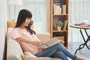 kadının bir kitap okuma