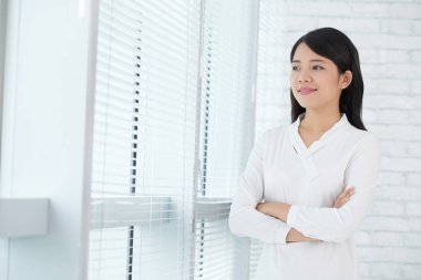 iş kadını pencereden bakıyor