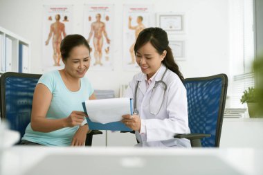 Doktor hastaya test sonuçları gösterilen