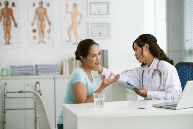 Doktor hastayı muayene ediyor.