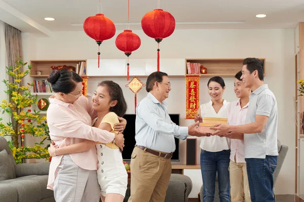 Asiatische Familie tauscht Geschenke aus — Stockfoto