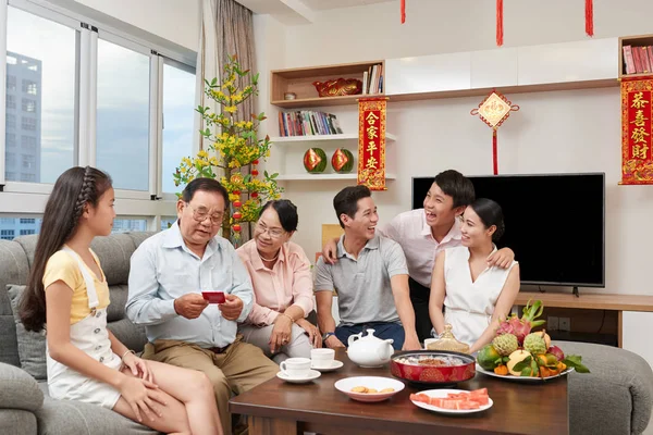 Família beber chá e se divertir — Fotografia de Stock