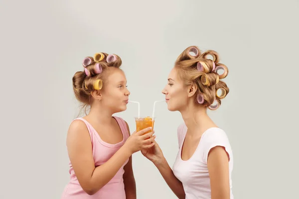 Moeder en dochter cocktail drinken — Stockfoto