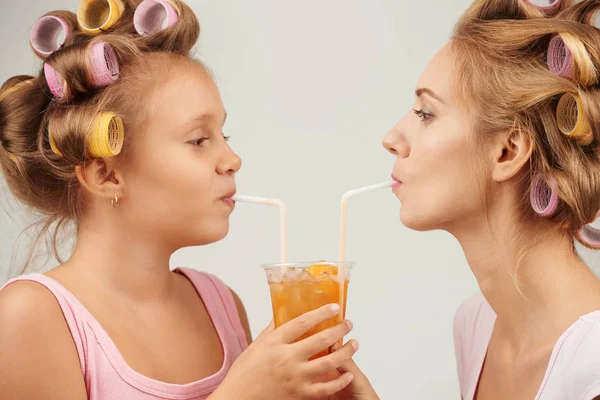 Moeder en dochter cocktail drinken — Stockfoto