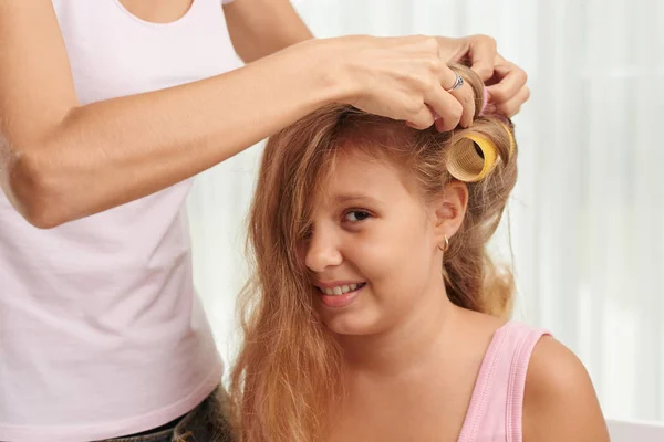 Cabeleireiro styling cabelo para menina — Fotografia de Stock