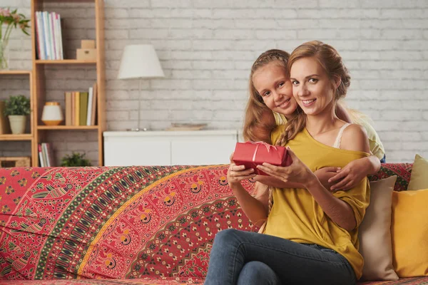 Meisje geven aanwezig aan moeder — Stockfoto