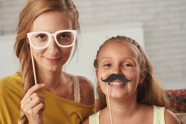 Moeder en dochter poseren — Stockfoto