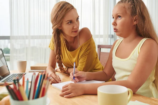 Moeder helpen dochter met huiswerk — Stockfoto